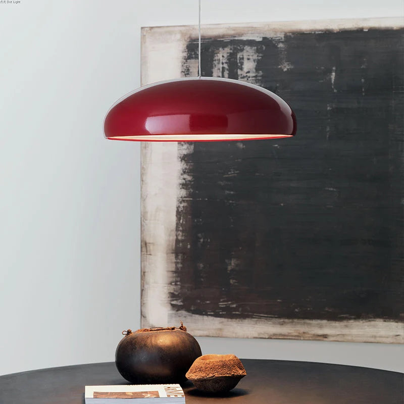 Laquen Suspension Dôme Laqué Moderne – dôme rouge devant un mur sombre, vue rapprochée