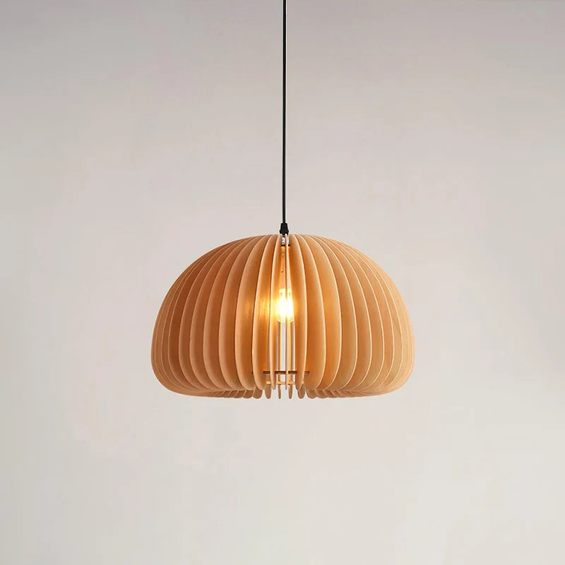 Citrelle Suspension Citrouille en Bambou Tressé – abat-jour allumé devant un mur clair