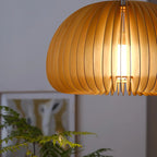 Citrelle Suspension Citrouille en Bambou Tressé – gros plan de l'abat-jour allumé
