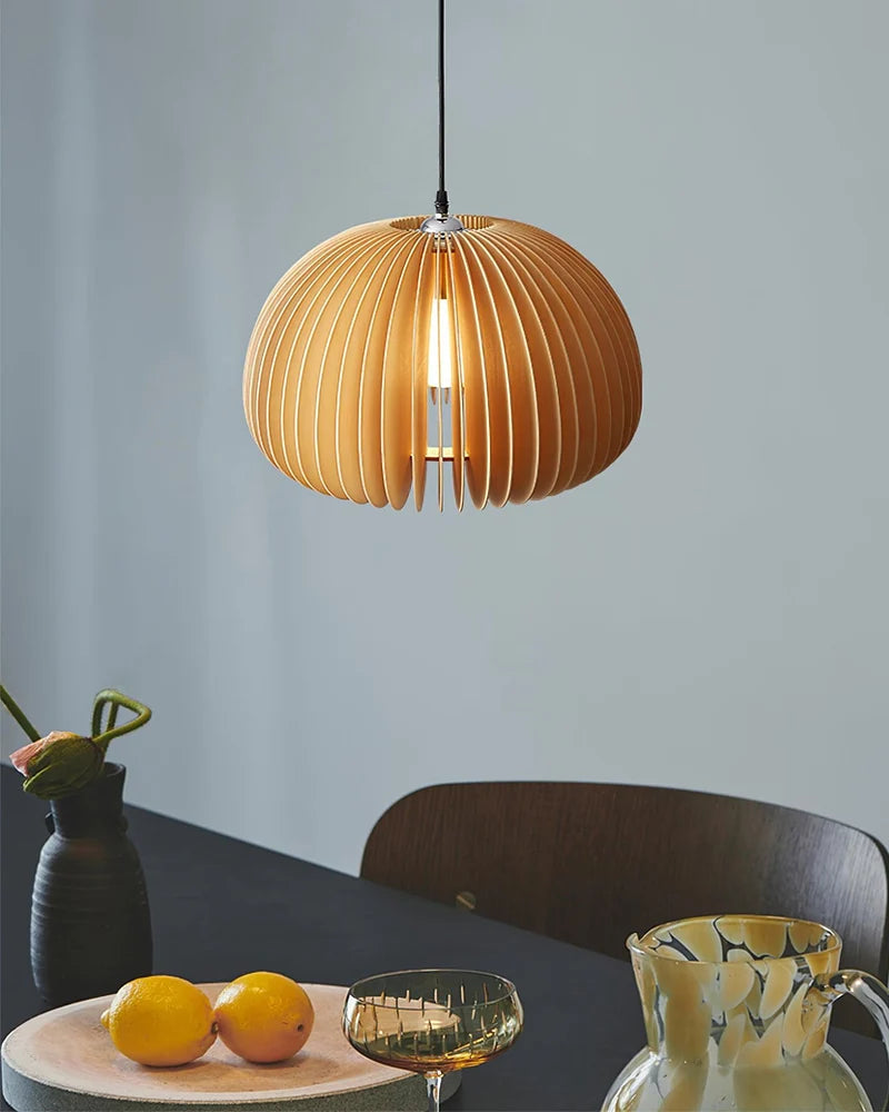 Citrelle Suspension Citrouille en Bambou Tressé – abat-jour près d'un mur bleu-gris