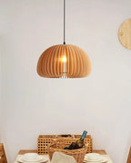 Citrelle Suspension Citrouille en Bambou Tressé – abat-jour allumé sur fond blanc