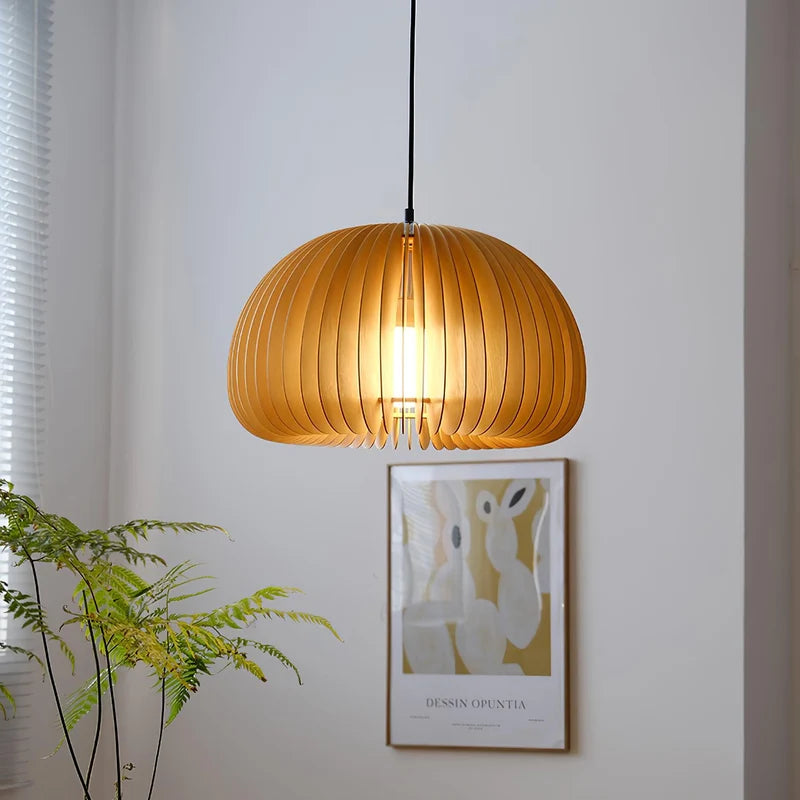 Citrelle Suspension Citrouille en Bambou Tressé – abat-jour près d'une plante et d'un cadre