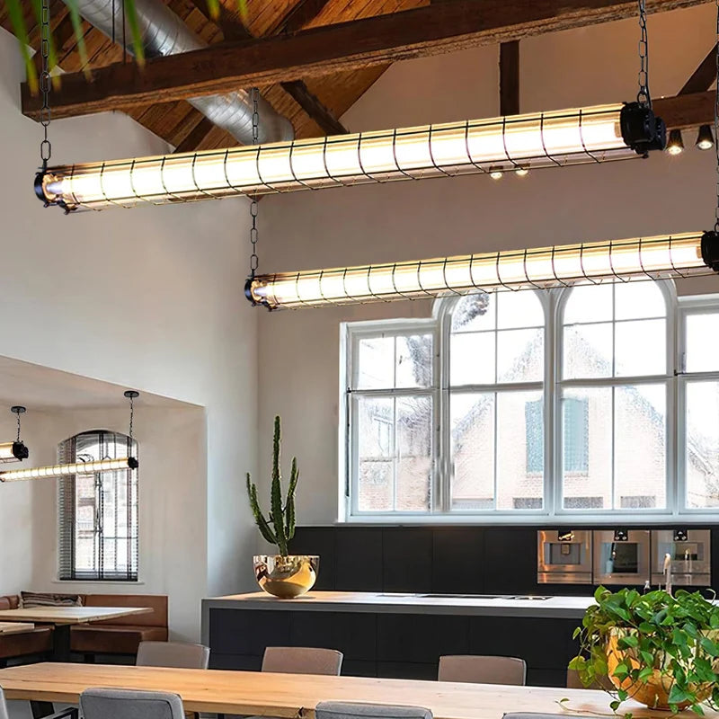 Tubia Suspension Tube en Verre Style Industriel – deux tubes près de grandes fenêtres cintrées