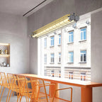 Tubia Suspension Tube en Verre Style Industriel – tube lumineux devant des fenêtres d'immeuble