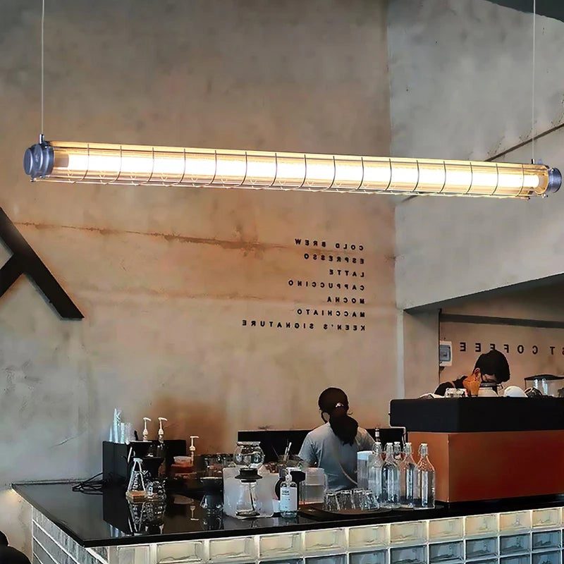 Tubia Suspension Tube en Verre Style Industriel – tube devant un mur en béton, vue d'atelier