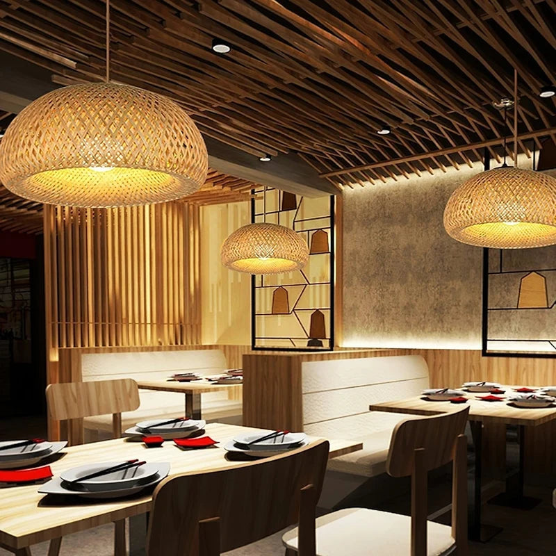Domera Suspension Dôme en Bambou Tressé – abat-jours dans un restaurant aux boiseries