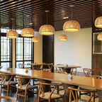 Domera Suspension Dôme en Bambou Tressé – abat-jours au-dessus de longues tables dans un salon de thé