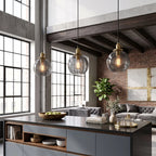 Orvane Suspension Globe en Verre, Douille Laiton – suspensions globes dans un loft aux grandes fenêtres et briques