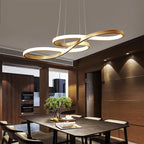 Fluva Suspension Ruban LED Minimaliste – ruban LED doré en boucles dans une pièce aux boiseries