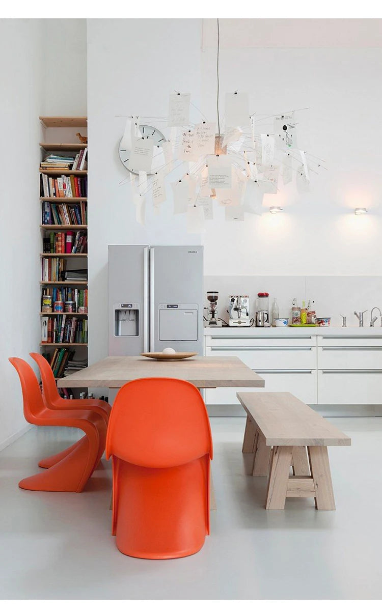 Carnet Suspension en Papier et Métal – dans une cuisine avec chaises orange