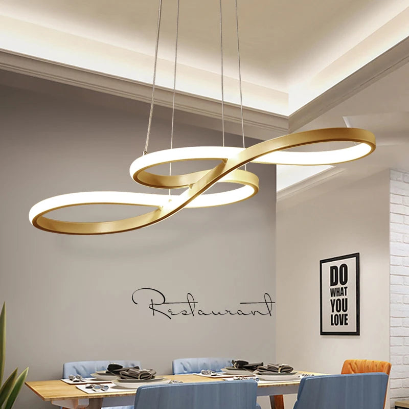 Fluva Suspension Ruban LED Minimaliste – ruban LED doré devant un mur blanc