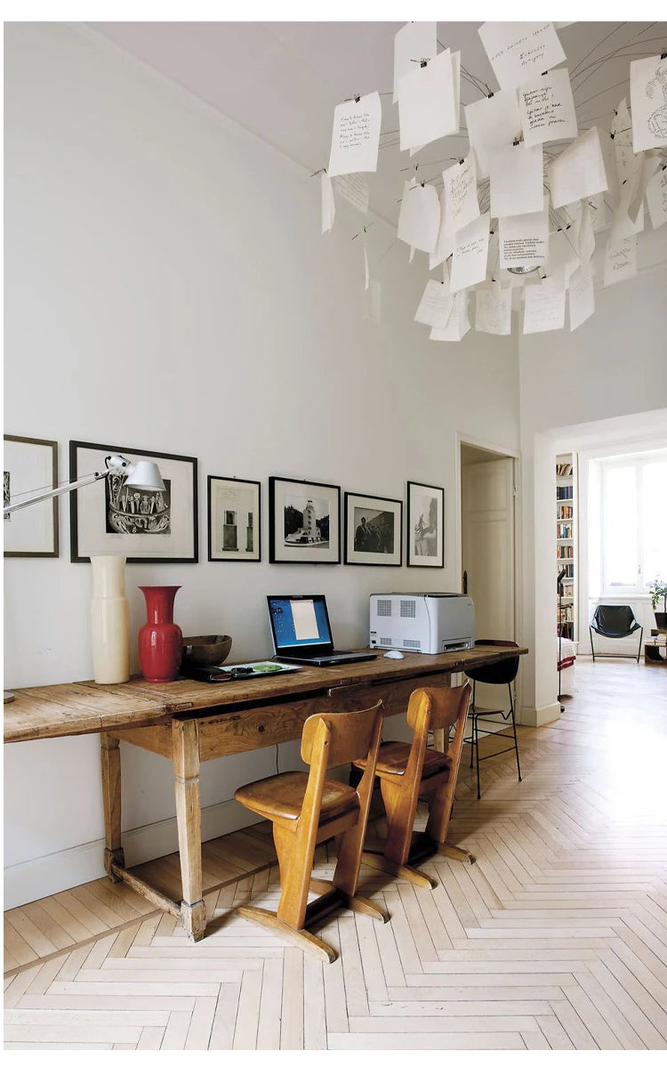 Carnet Suspension en Papier et Métal – dans un bureau avec cadres photo