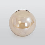 Irisa Suspension Globe en Verre Soufflé, 9 Teintes – gros plan d'un globe en verre ambré