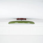 Médaillon Plafonnier LED Rond – disque vert à fixation brune, vue légèrement inclinée