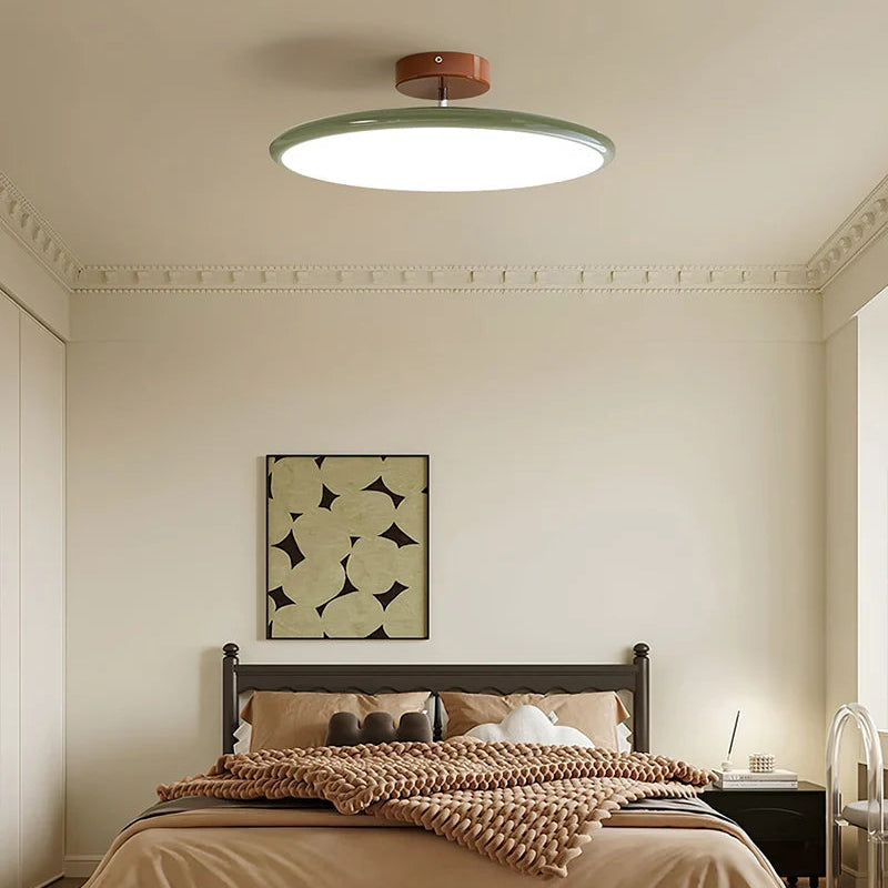 Médaillon Plafonnier LED Rond – dans une chambre avec tableau au-dessus du lit