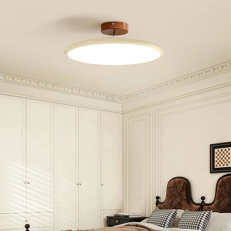 Médaillon Plafonnier LED Rond – dans une pièce à boiseries claires