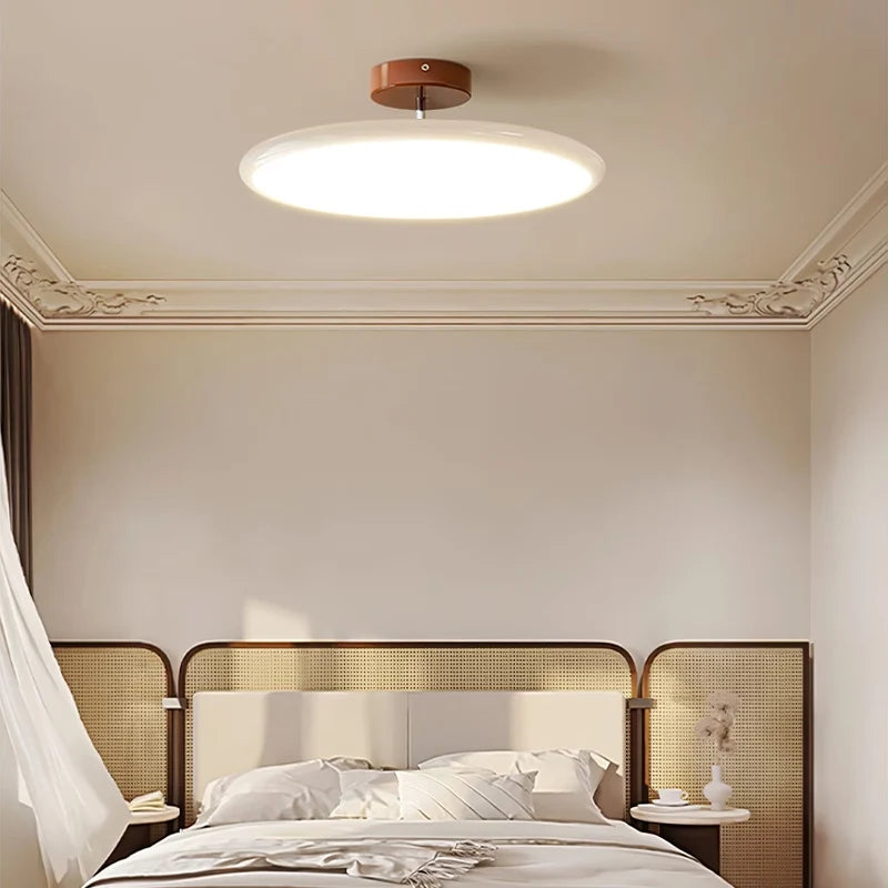 Médaillon Plafonnier LED Rond – plafonnier dans une chambre crème avec tête de lit