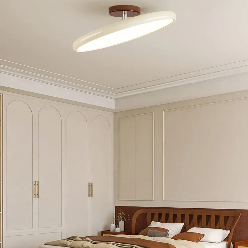 Médaillon Plafonnier LED Rond – dans une pièce avec armoire à portes arquées