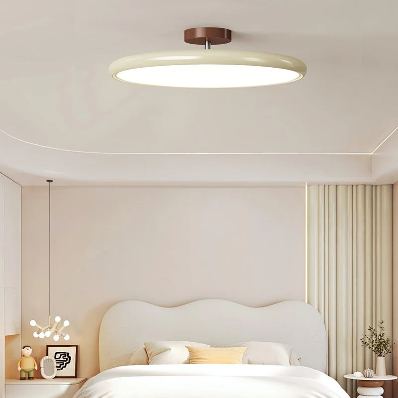 Médaillon Plafonnier LED Rond – dans une chambre aux voilages clairs