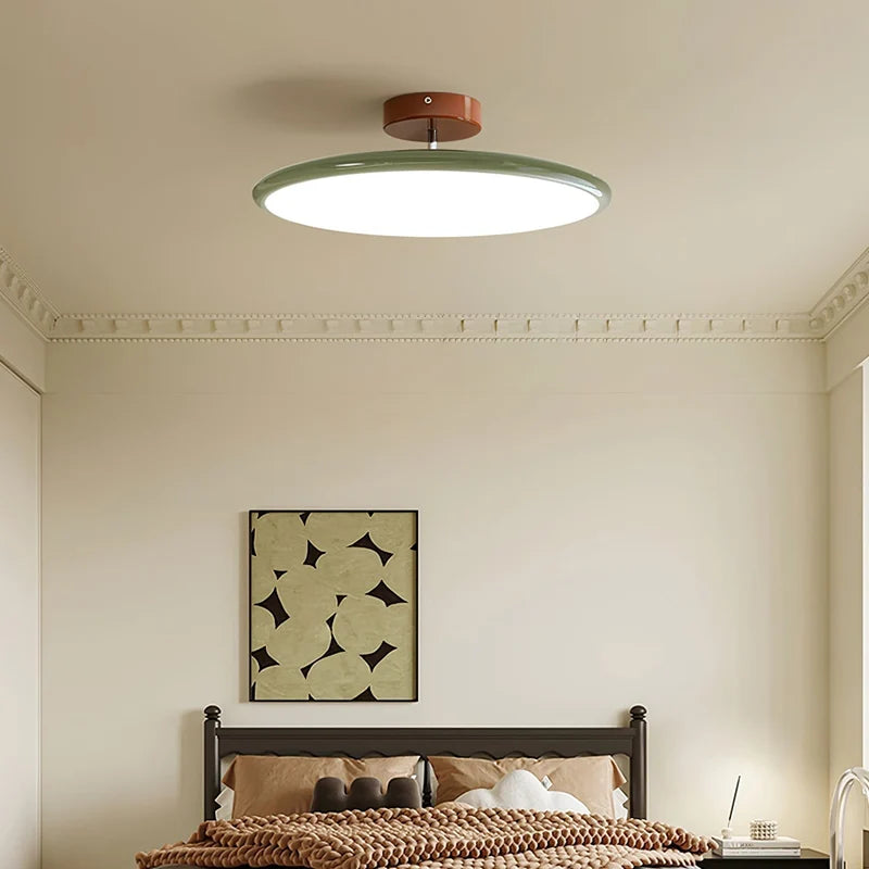 Médaillon Plafonnier LED Rond – dans une pièce beige avec tableau décoratif