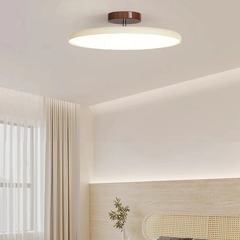Médaillon Plafonnier LED Rond – dans une pièce aux rideaux clairs