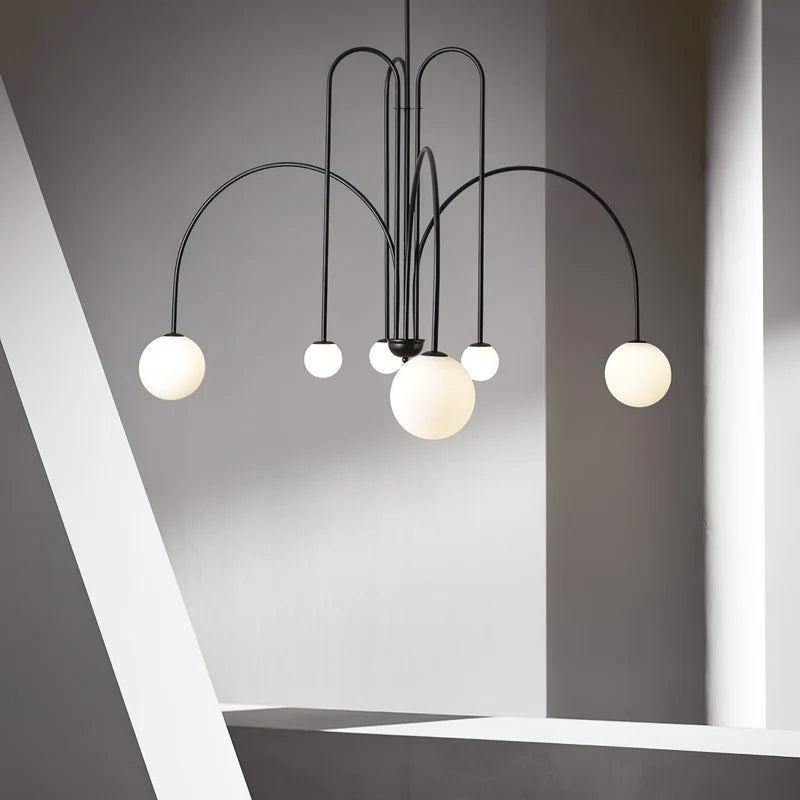 Arcadie Lustre à Bras en Arc – version noire dans une pièce grise