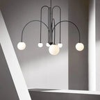Arcadie Lustre à Bras en Arc – version noire dans une pièce grise