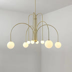 Arcadie Lustre à Bras en Arc – version dorée allumée sur fond beige