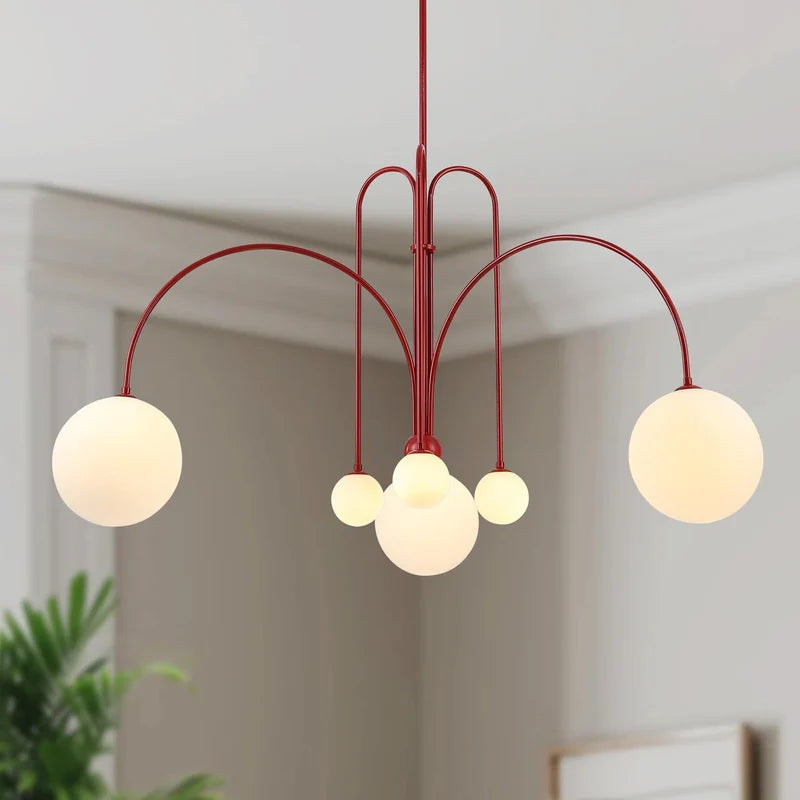 Arcadie Lustre à Bras en Arc – gros plan de la version bordeaux et de ses grands globes