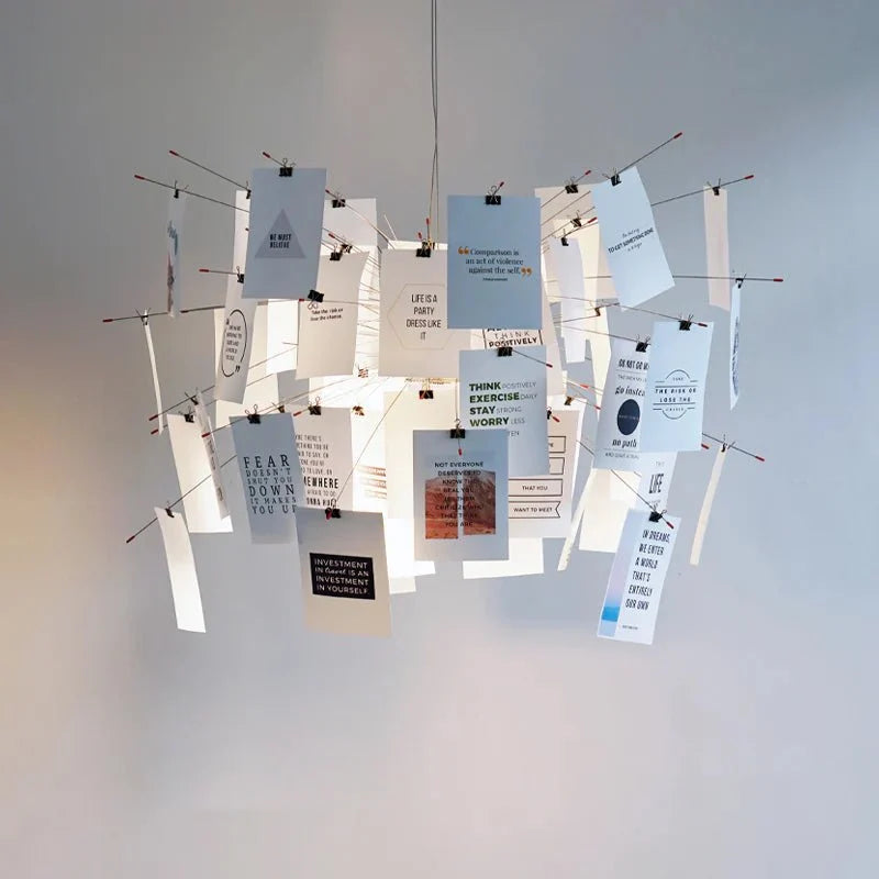 Carnet Suspension en Papier et Métal – cartes illustrées rétroéclairées, vue rapprochée