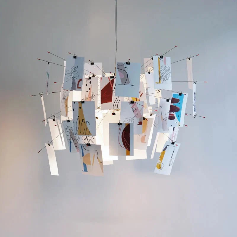 Carnet Suspension en Papier et Métal – gros plan des cartes illustrées, lumière bleutée