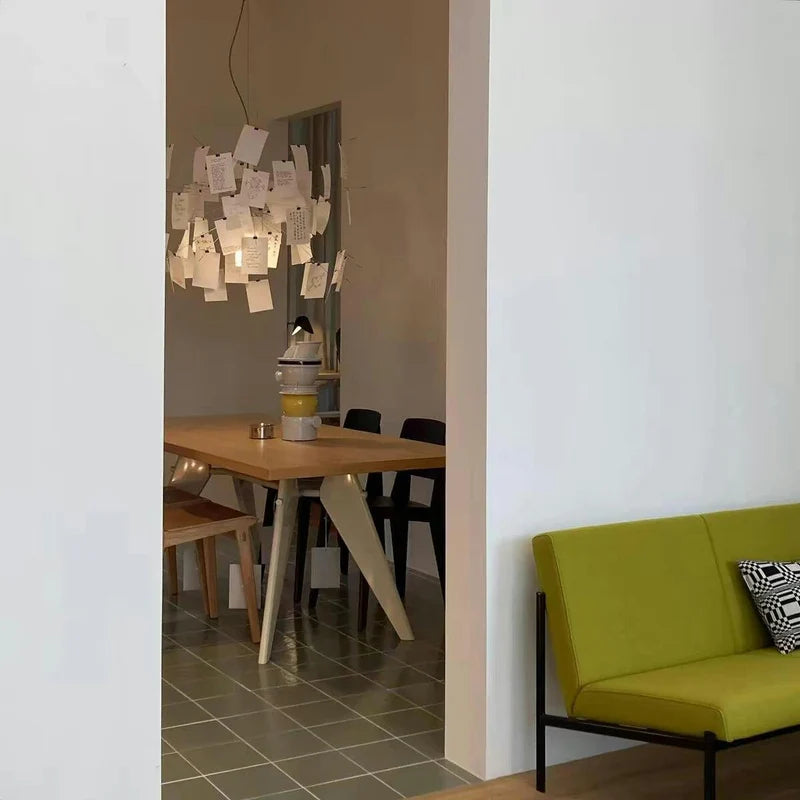 Carnet Suspension en Papier et Métal – au-dessus d'une table à manger en bois