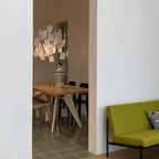 Carnet Suspension en Papier et Métal – au-dessus d'une table à manger en bois