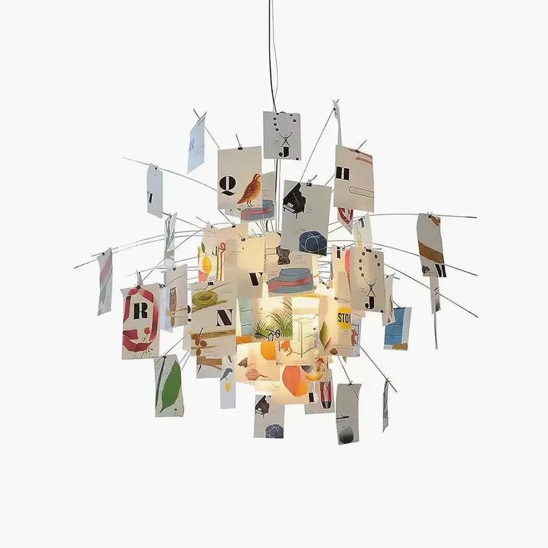 Carnet Suspension en Papier et Métal – suspension de cartes en papier colorées sur fond blanc