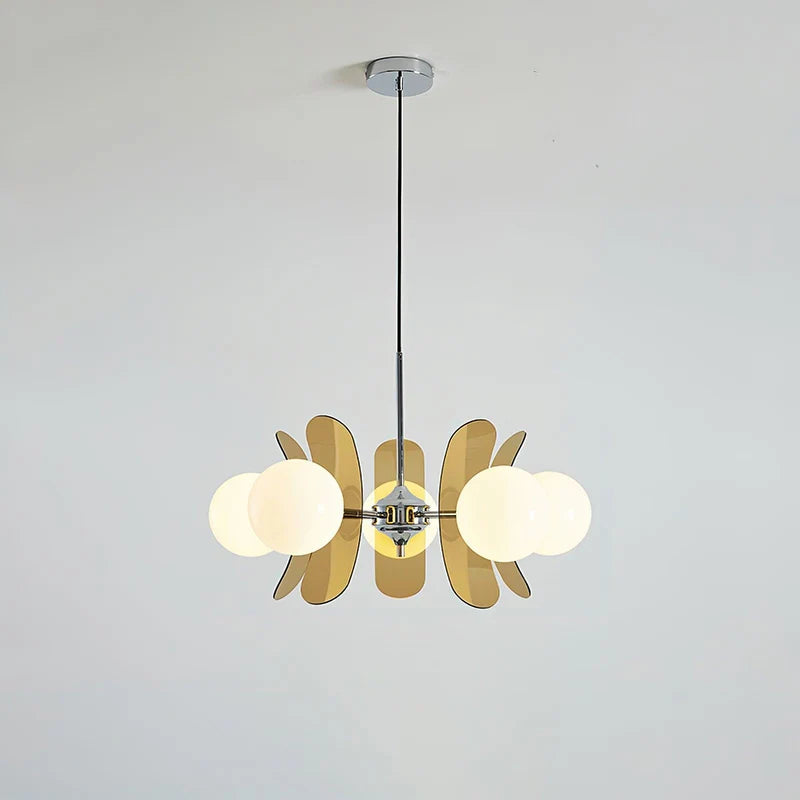 Floria Lustre Pétales et Globes, Style Bauhaus – version à pétales ambrés allumée sur fond gris