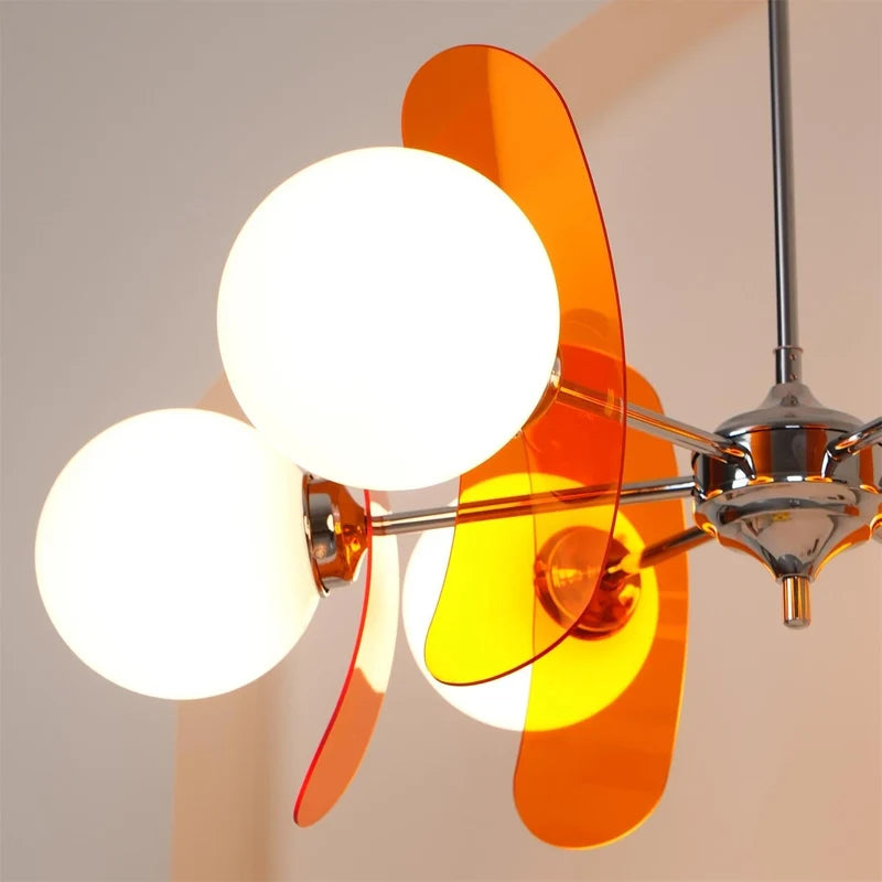 Floria Lustre Pétales et Globes, Style Bauhaus – gros plan de globes blancs et de pétales orange