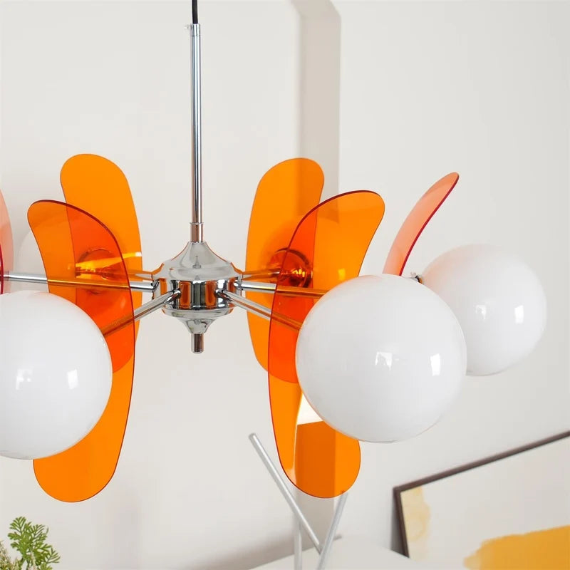 Floria Lustre Pétales et Globes, Style Bauhaus – gros plan des pétales orange et des globes