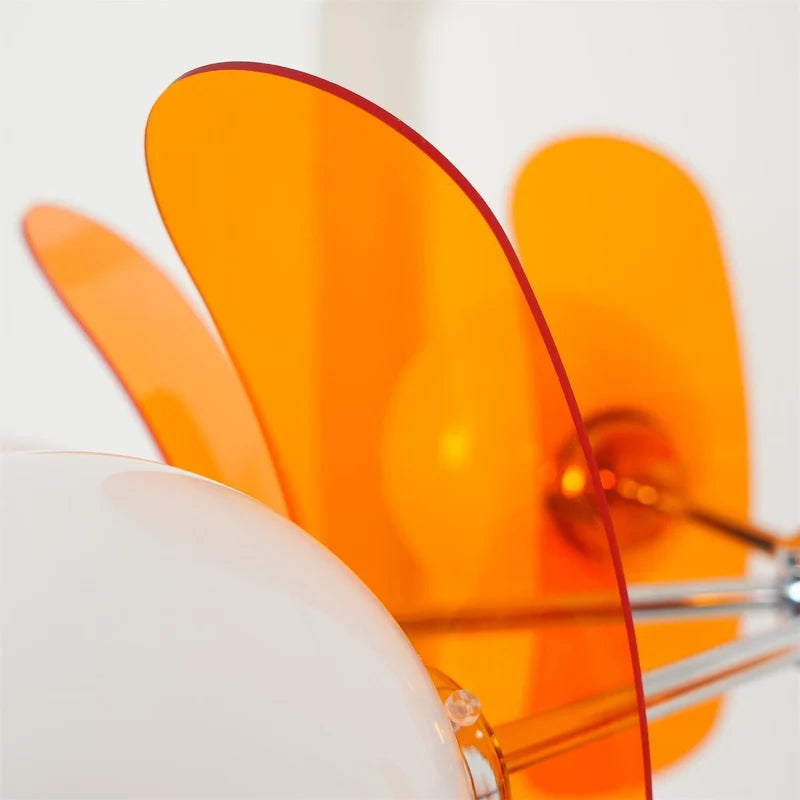 Floria Lustre Pétales et Globes, Style Bauhaus – gros plan d'un pétale orange translucide