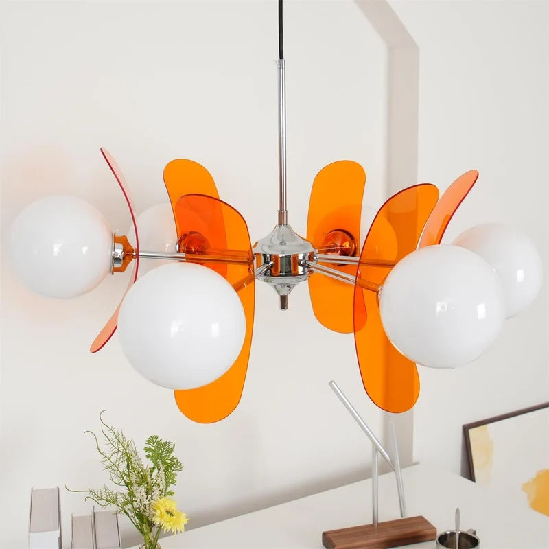 Floria Lustre Pétales et Globes, Style Bauhaus – pétales orange et globes blancs devant un mur clair