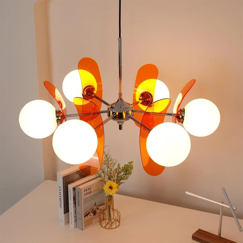 Floria Lustre Pétales et Globes, Style Bauhaus – lustre allumé dans une pièce avec plante