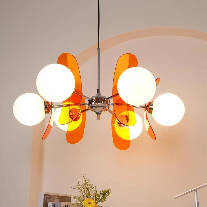 Floria Lustre Pétales et Globes, Style Bauhaus – lustre allumé devant un mur beige