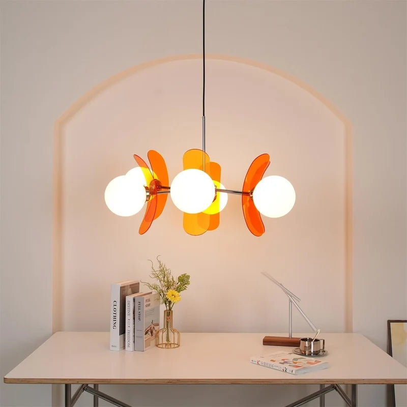 Floria Lustre Pétales et Globes, Style Bauhaus – lustre devant une niche arrondie