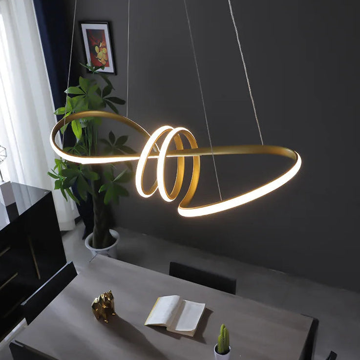 Duolis Suspension Ruban LED Double Doré – ruban doré dans un salon sombre avec télévision