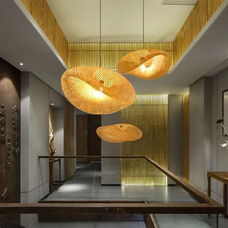 Savane Suspension Soucoupe en Rotin Tressé – trois abat-jours à hauteurs différentes dans un couloir