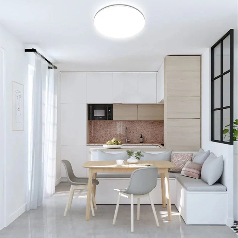 Opale Plafonnier LED Extra-Plat – dans une cuisine ouverte sur un salon clair