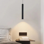 Filin Suspension Tube LED – tube noir suspendu au-dessus d'une table de chevet, cône de lumière chaude