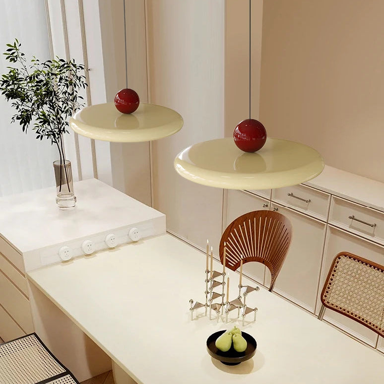 Papillon Suspension LED en Métal, Beige, Vert ou Rouge – disques beiges au-dessus d'une table à manger et de chaises en rotin