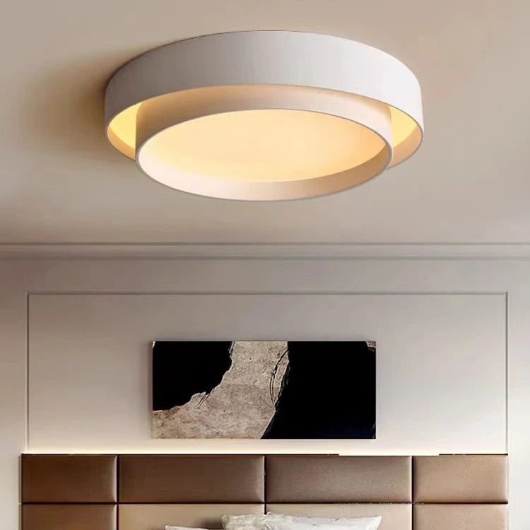 Duo Plafonnier LED Double Cercle – plafonnier blanc allumé, lumière chaude, au-dessus d'un tableau