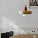 Paletia Suspension Palet en Verre Coloré – suspension olive devant un mur gris