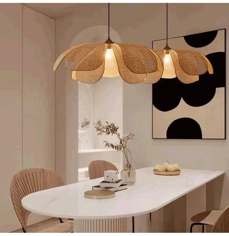 Lotus Suspension en Rotin Tressé – au-dessus d'une table à manger devant un tableau